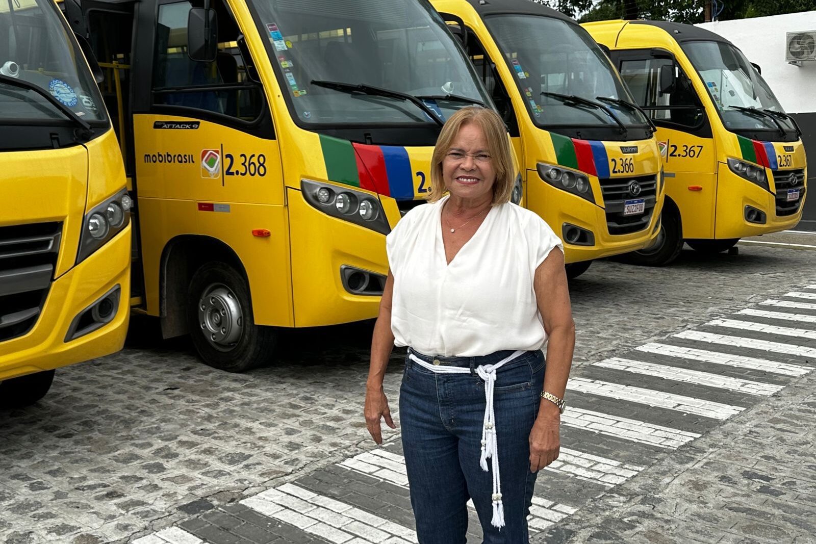 Nadegi visita sede da MobiBrasil e vistoria nova frota do transporte de Camaragibe