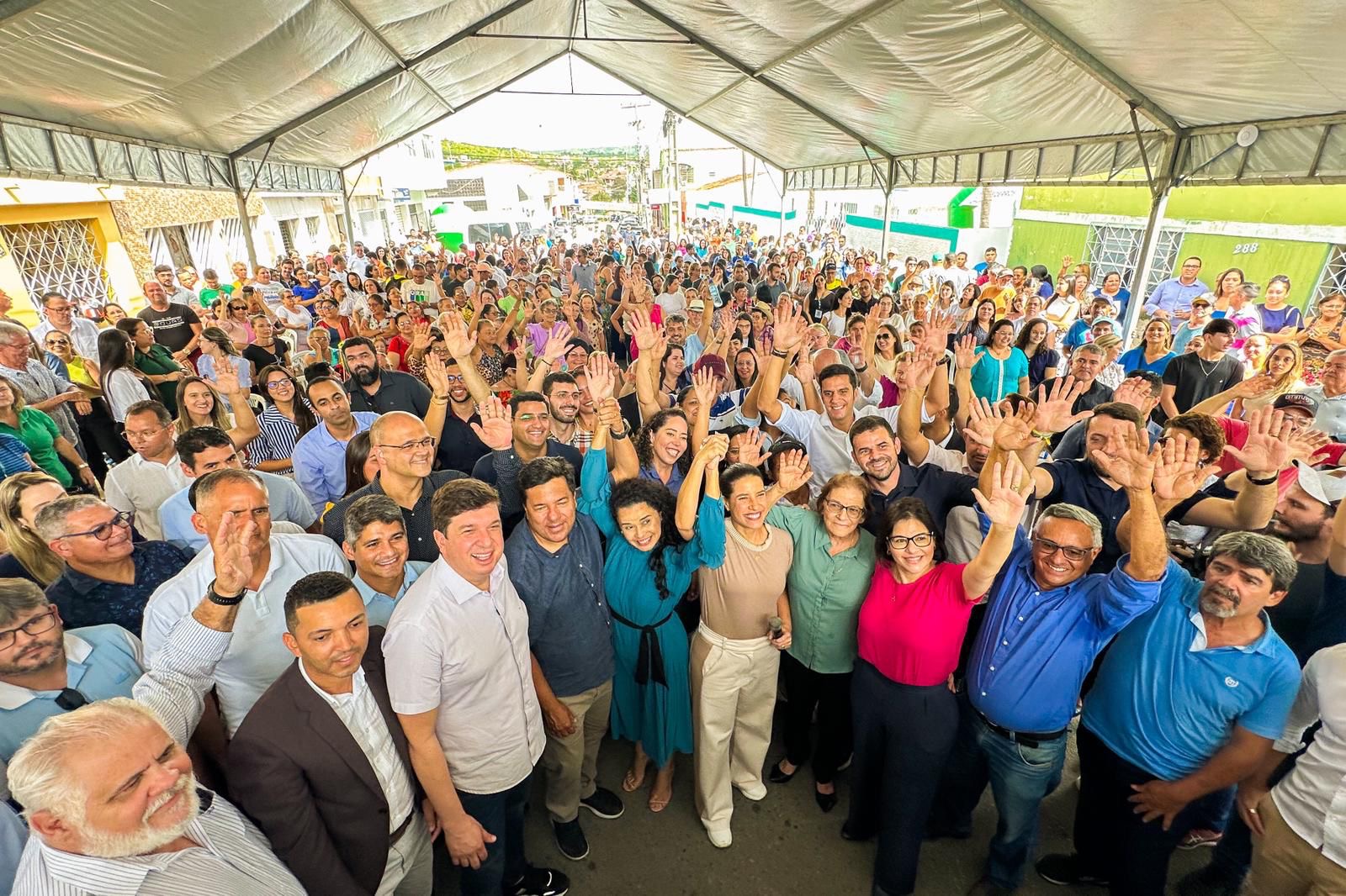 Joãozinho acompanha entrega de cozinha comunitária em Bezerros