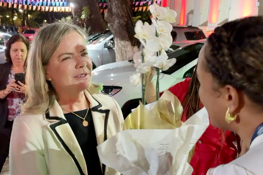 Raquel Lyra manda flores para presidente nacional do PT