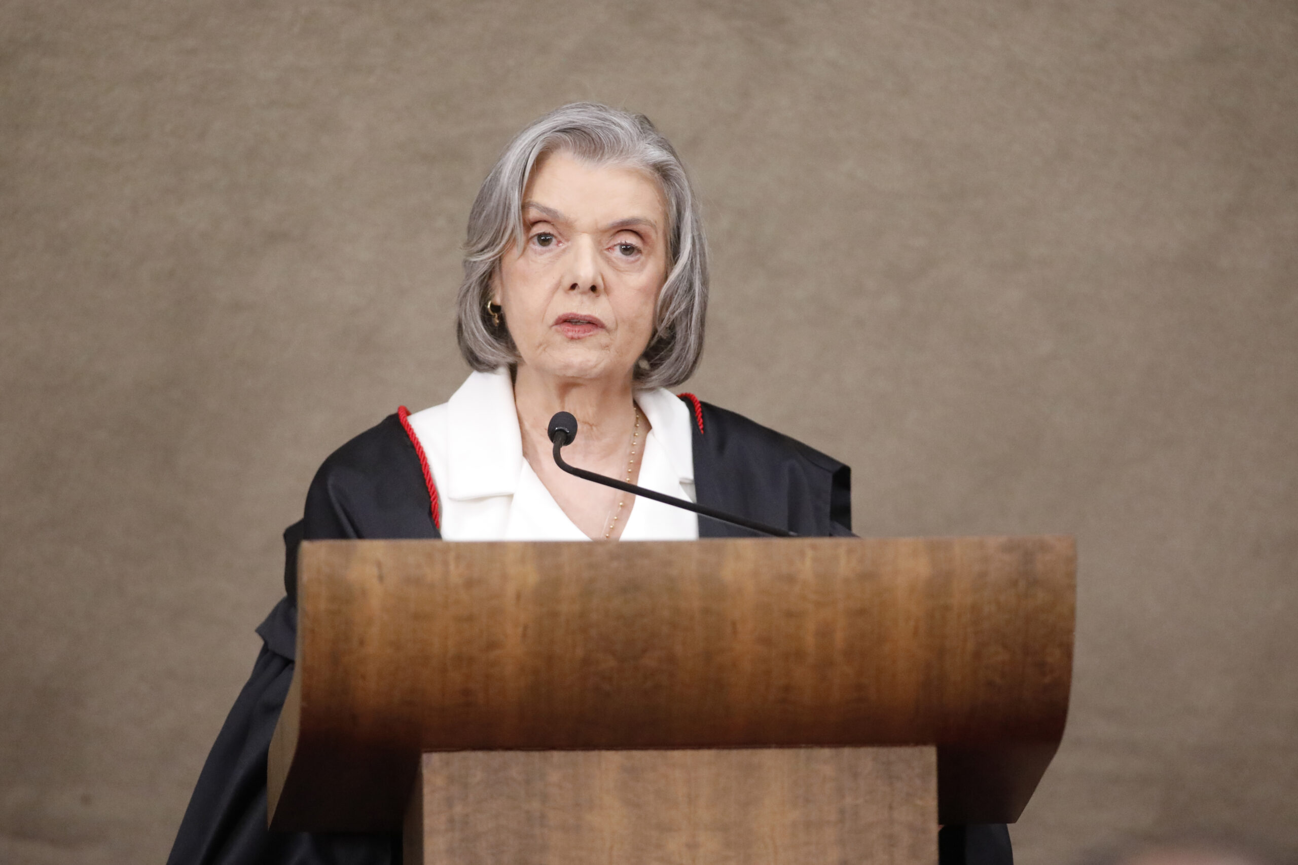 “Desaforo tirânico”, diz Cármen Lúcia sobre mentiras nas redes sociais