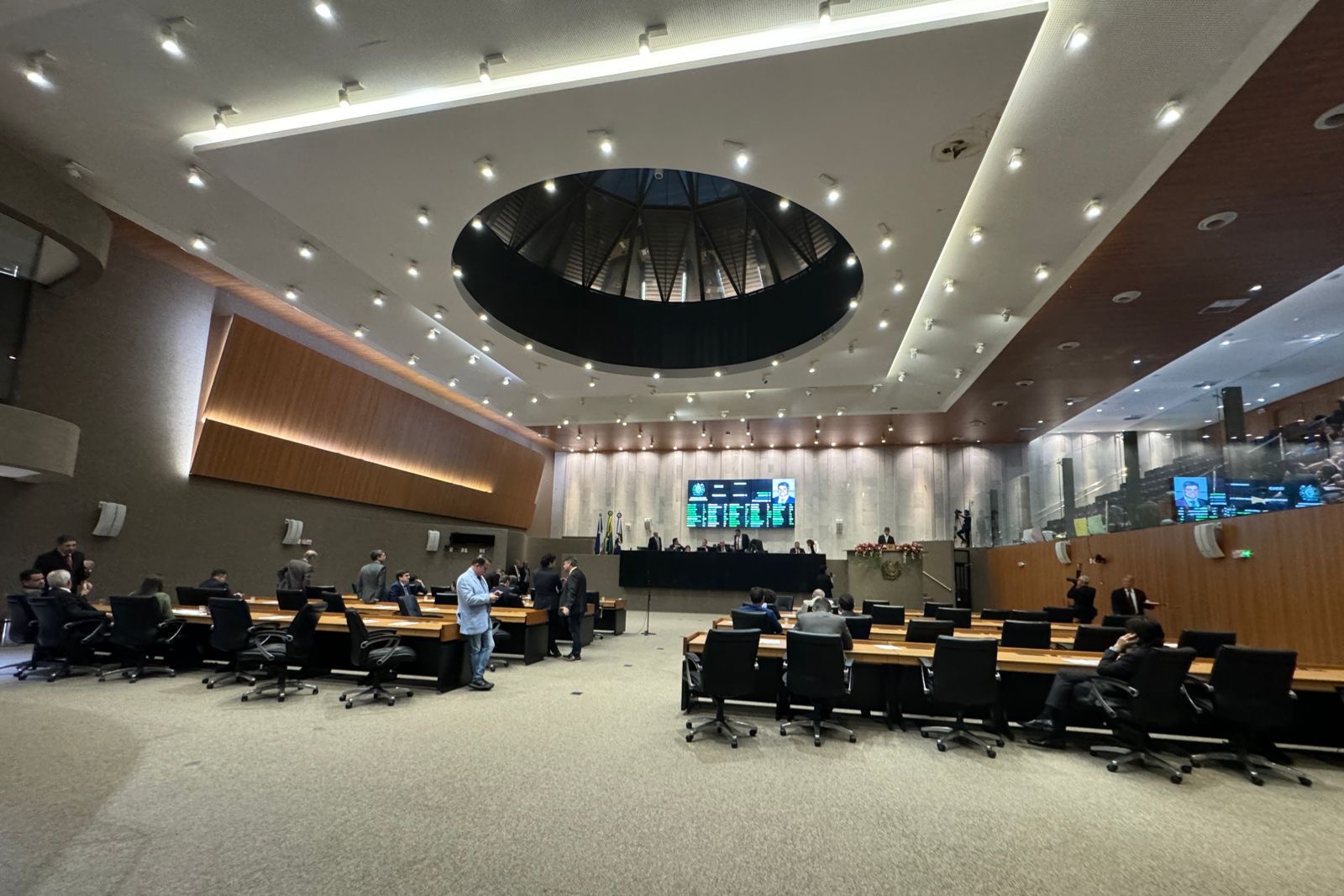 Deputados aprovam reajuste para professores da rede estadual