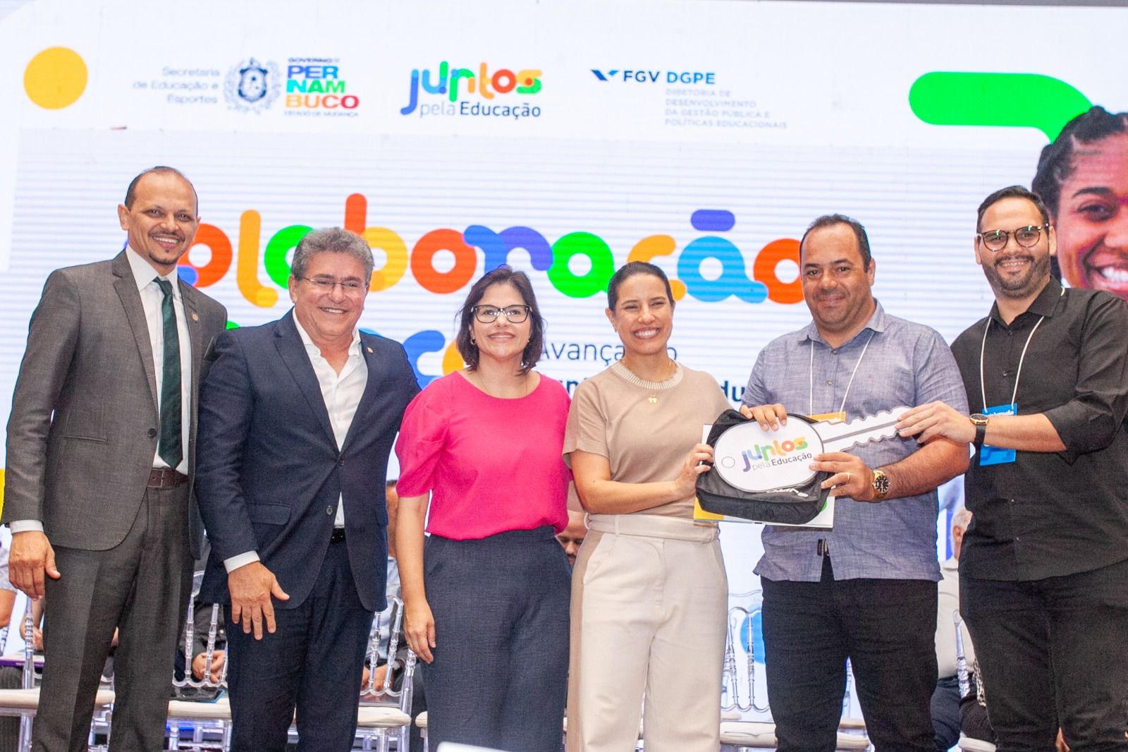 Ao lado da governadora, Duque entrega ônibus escolares para 3 municípios 