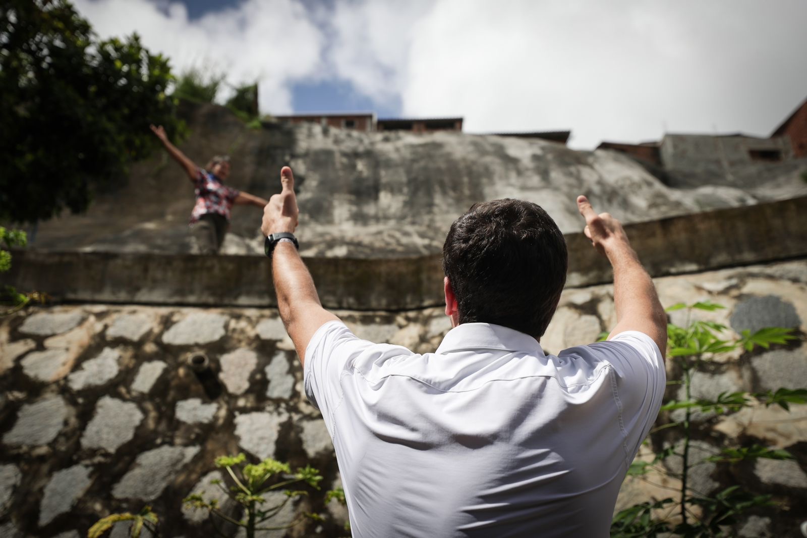 João Campos entrega nova contenção de encosta no Alto José Bonifácio