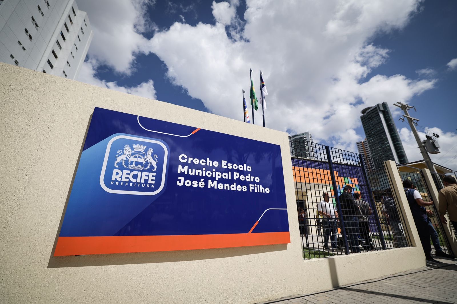 João Campos entrega nova creche escola no bairro do Monteiro
