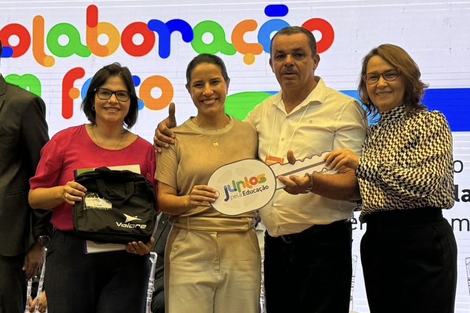 Lajedo ganha mais um ônibus escolar do Estado