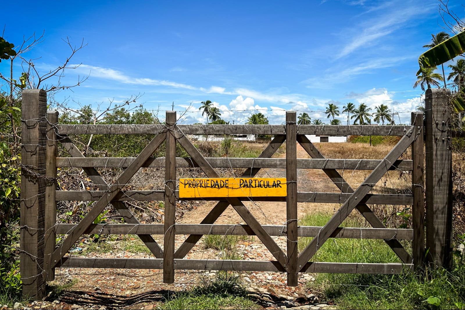 Justiça concede liminar que mantém muro de área privada em Maracaípe; CPRH vai recorrer 