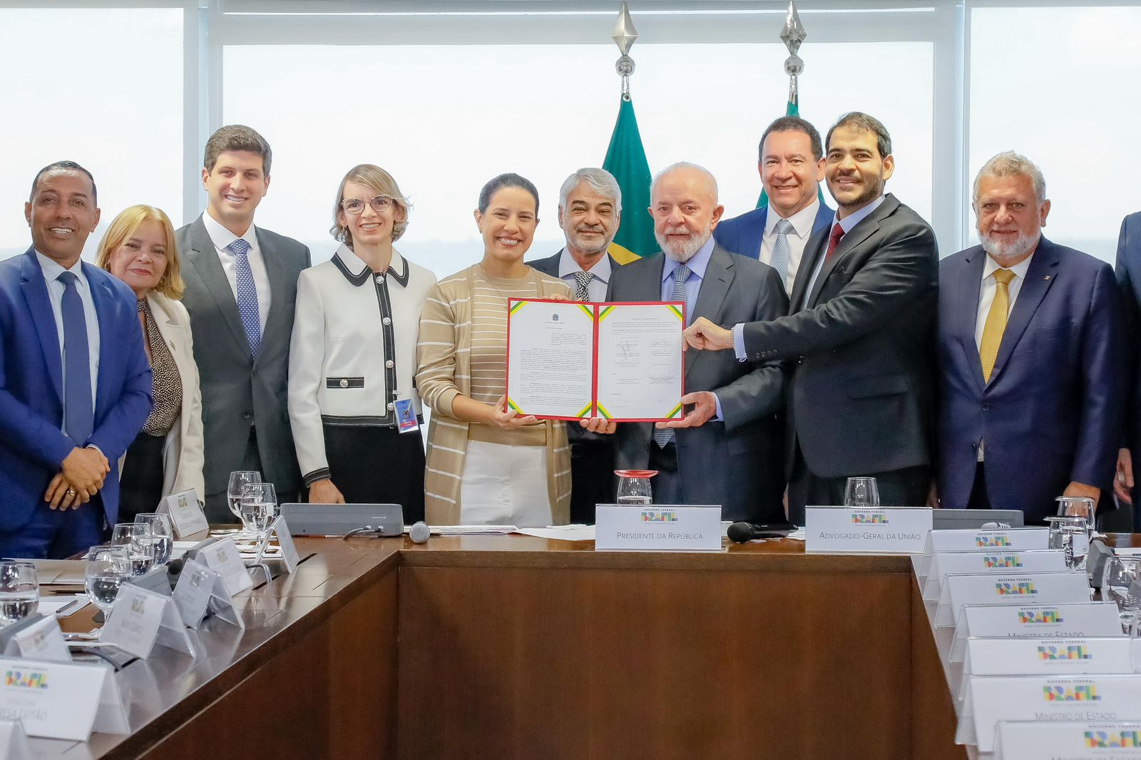 Lula assina acordo-base para resolver o problema dos prédios-caixão na RMR