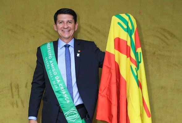 Simão recebe prêmio “Prefeito Amigo da Criança”