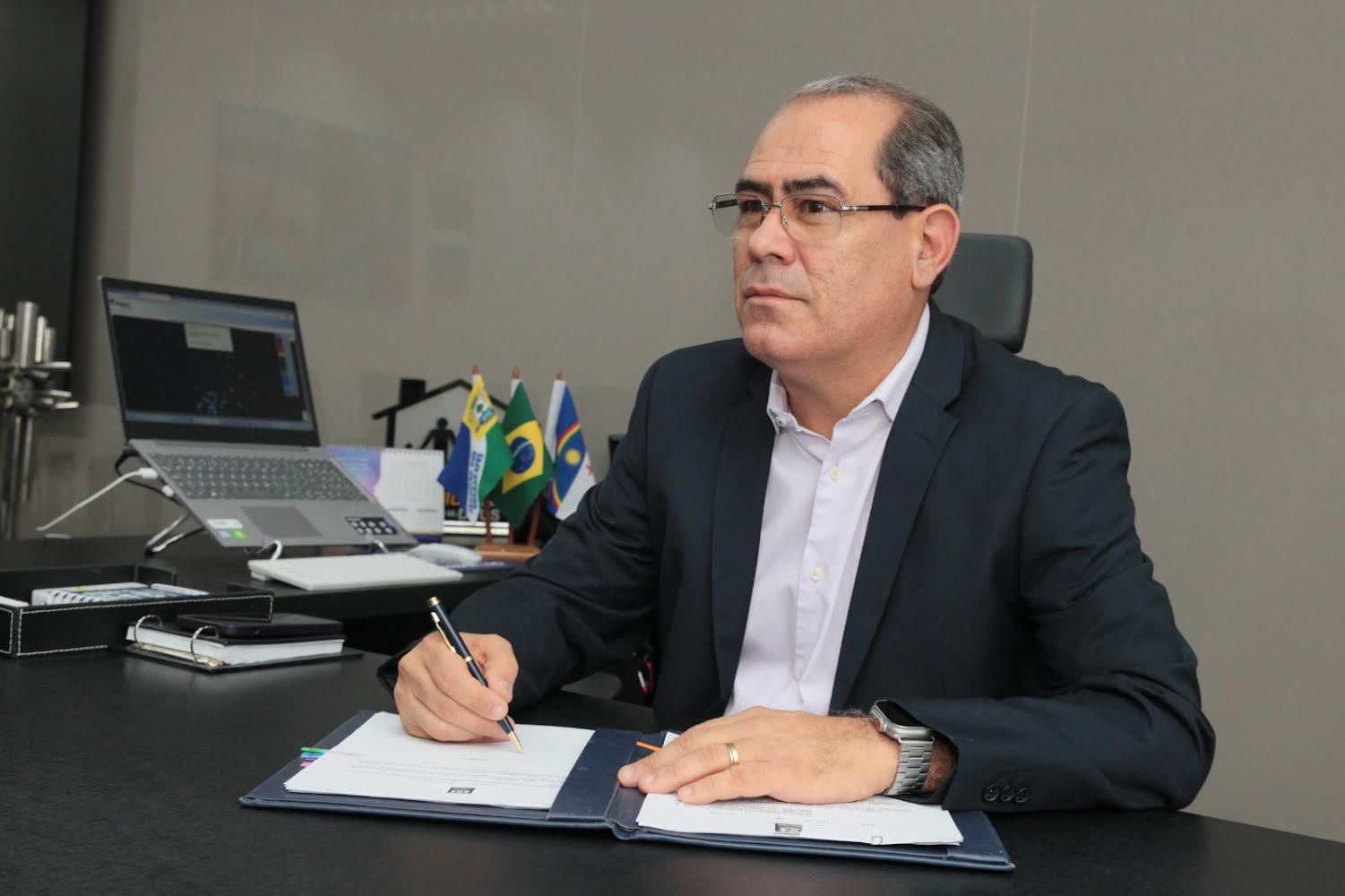 Mano antecipa primeira parcela do 13º salário dos servidores do Jaboatão