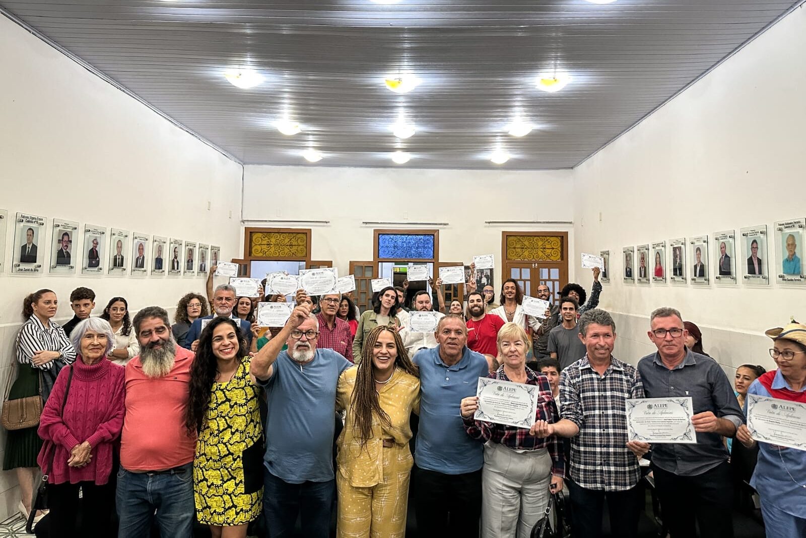 Artistas e trabalhadores do São João de Caruaru recebem homenagem de Rosa Amorim