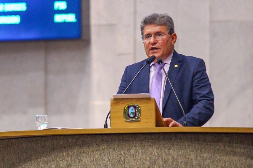 Luciano Duque não alivia para Marília Arraes na tribuna da Alepe