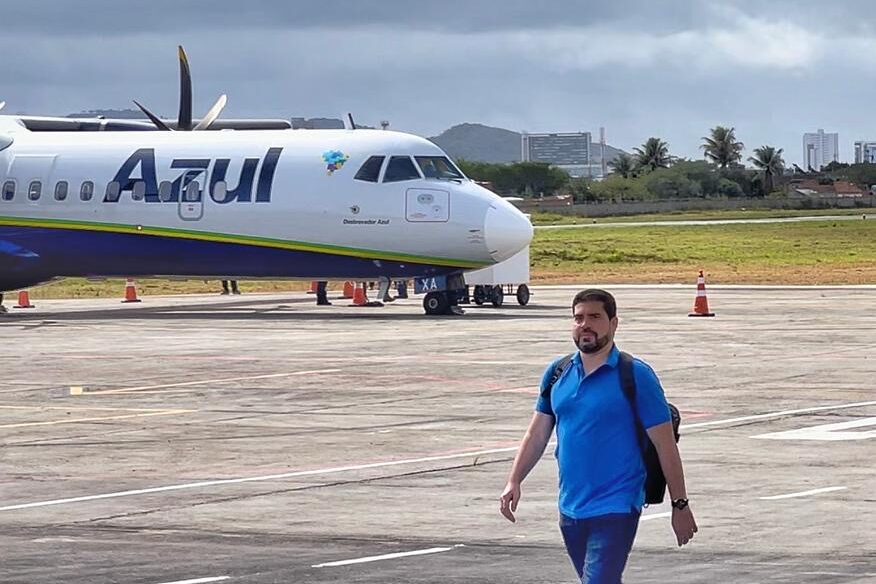 Tonynho embarca em voo na aeronave ATR, ligando Recife a Caruaru 