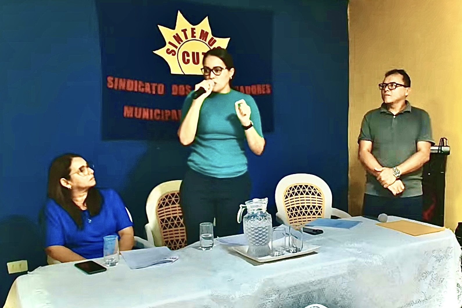 Pollyanna se compromete com servidores de Sertânia em reunião com sindicato
