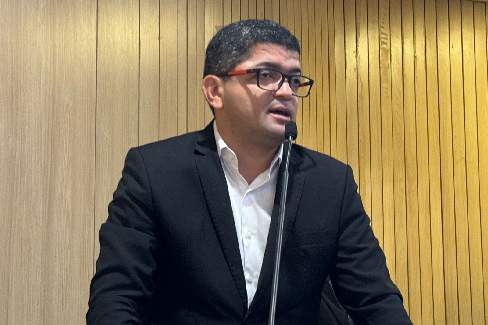 Secretários debatem projetos polêmicos do Executivo em sessão extraordinária