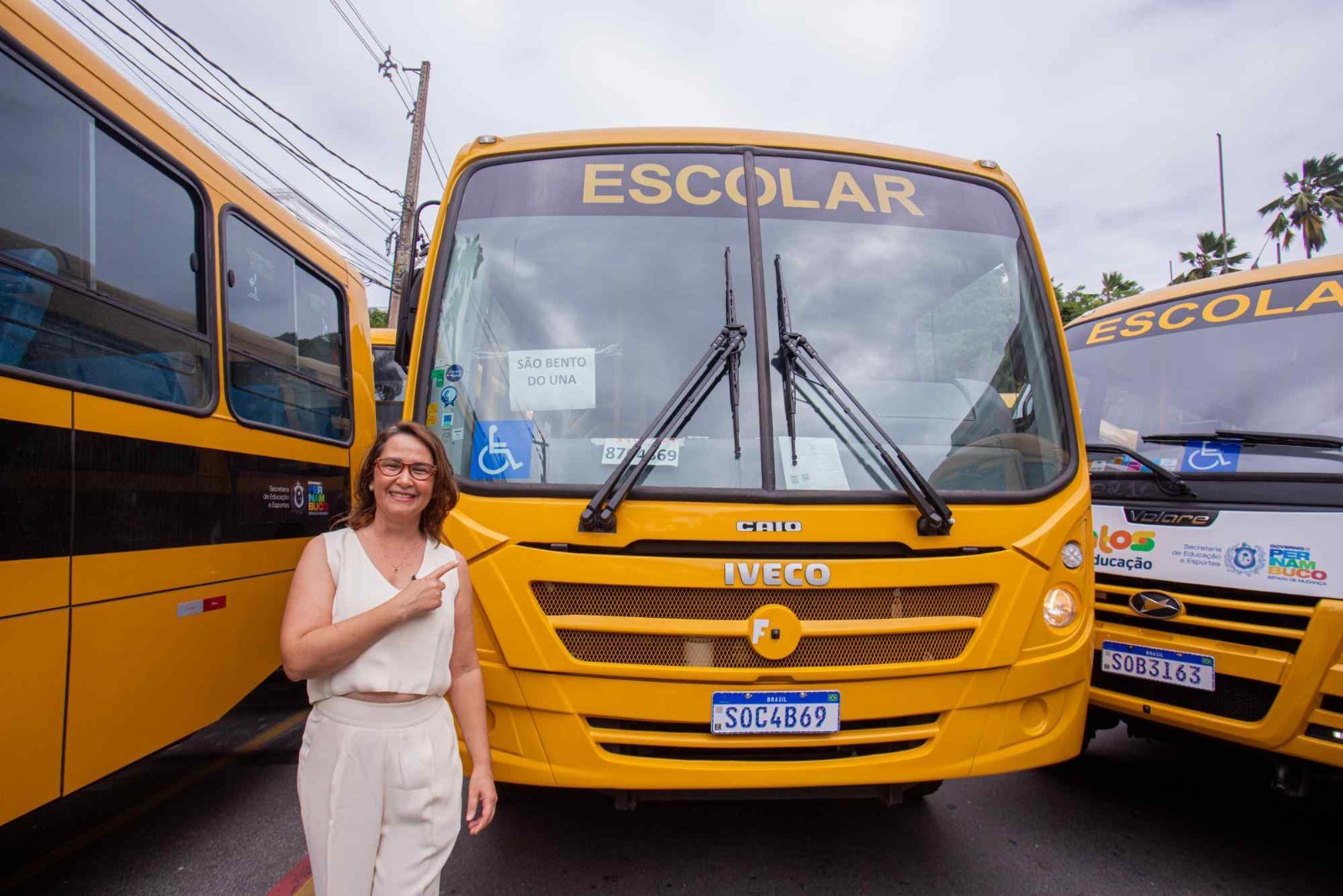 Débora celebra novos transportes escolares para municípios pernambucanos 
