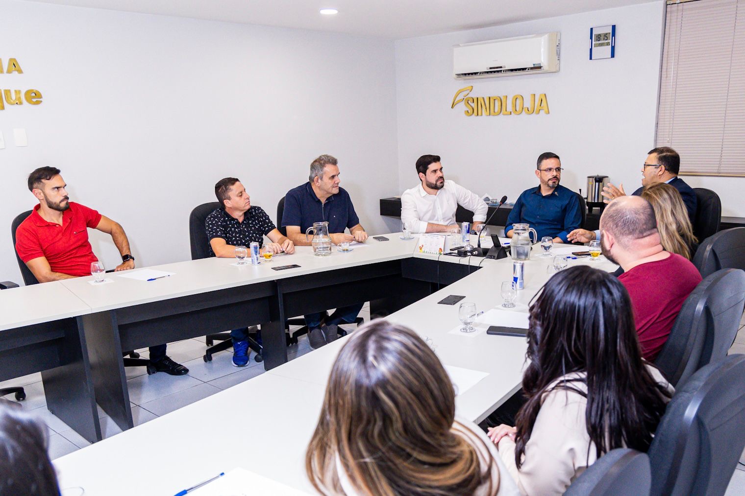 Tonynho se reúne com entidades que representam lojistas e servidores