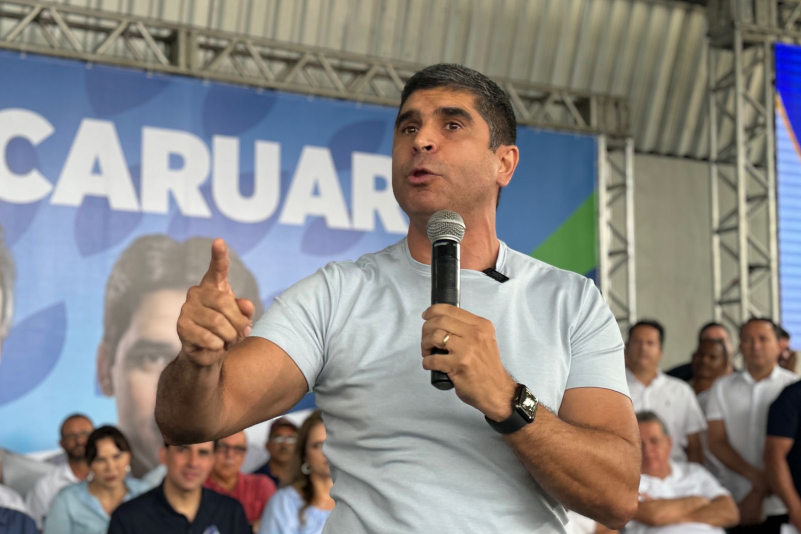 Lessa reposiciona discurso e diz estar sob liderança de João Campos