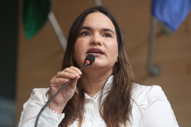 Michele assumirá vaga de deputada, após Clarissa se licenciar da Câmara