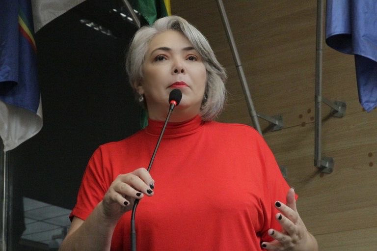 Vereadora critica Gilson por não devolver relógio de luxo para União