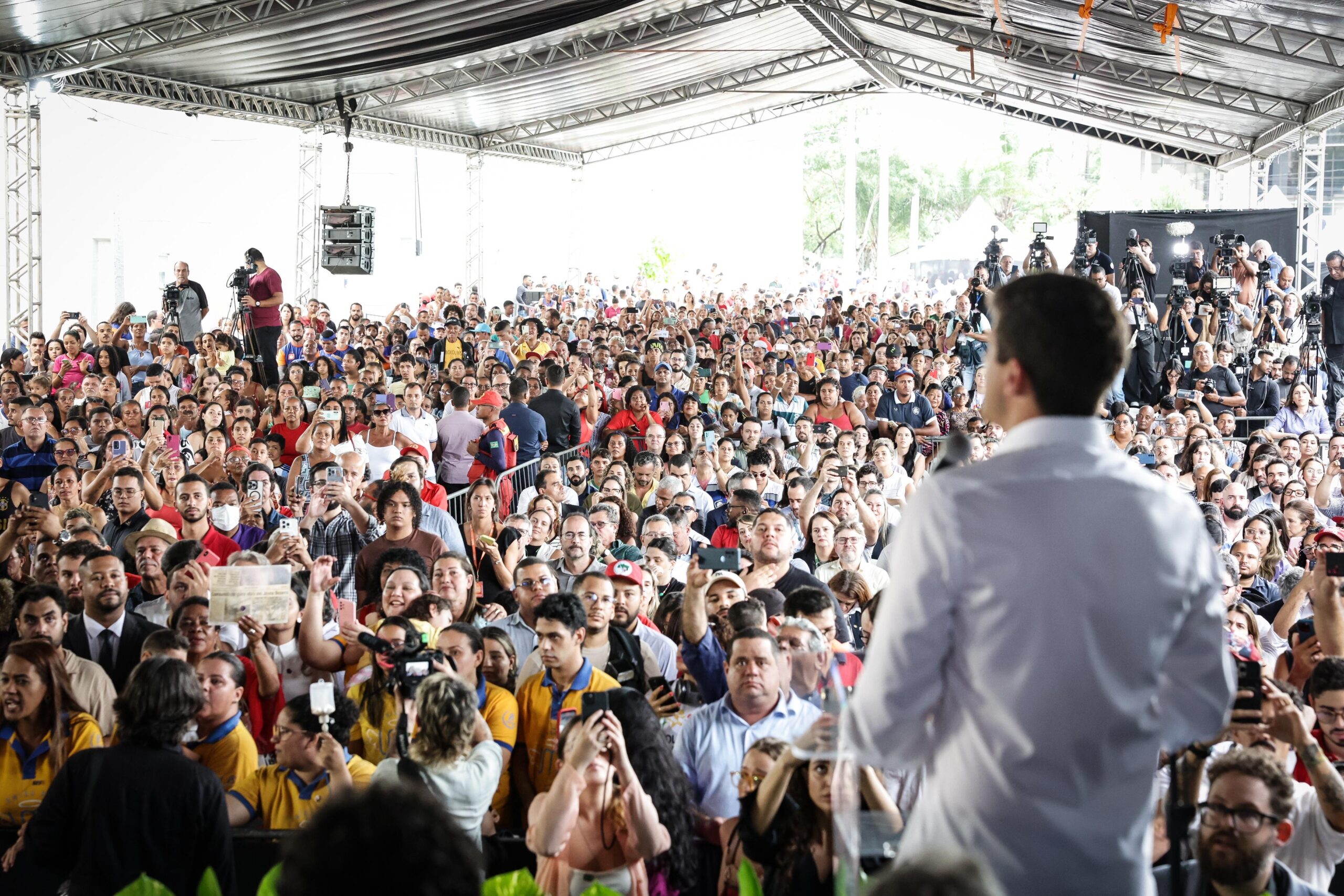 Em evento com Lula, João Campos é saudado como ‘o melhor prefeito Brasil’