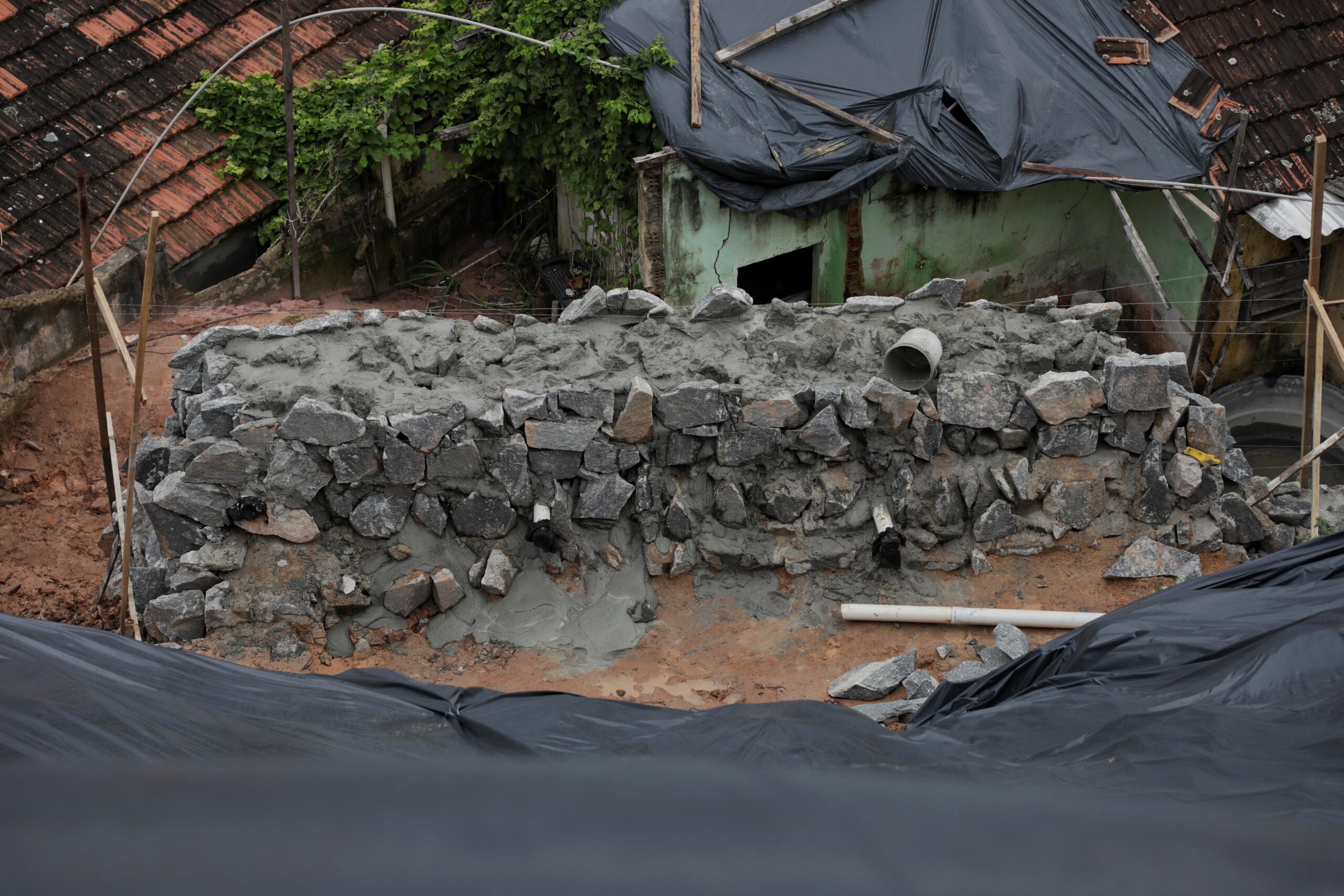 PCR executa obra de contenção de encosta no Vasco da Gama