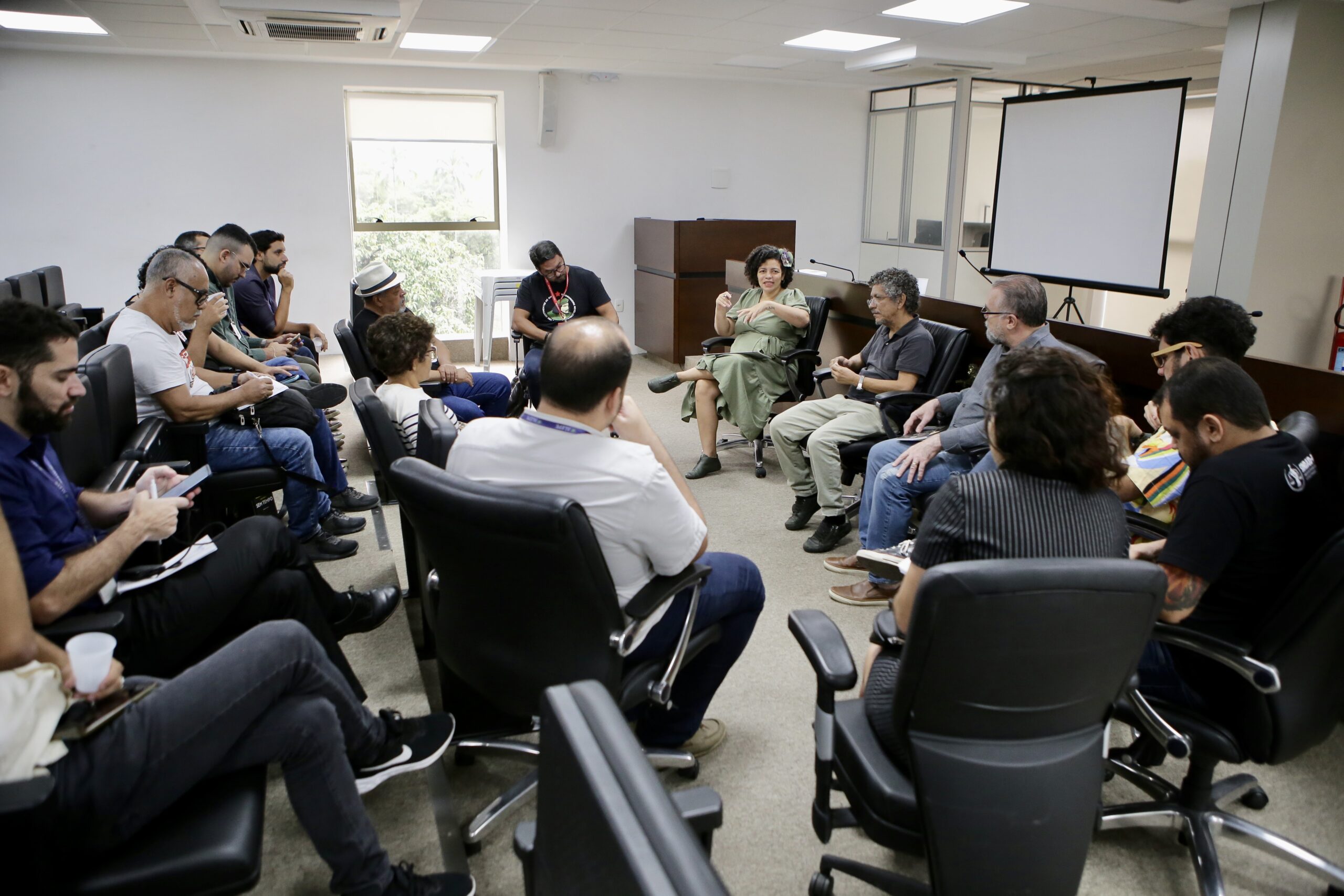 Dani Portela debate projeto fiscal do Estado com representantes de servidores