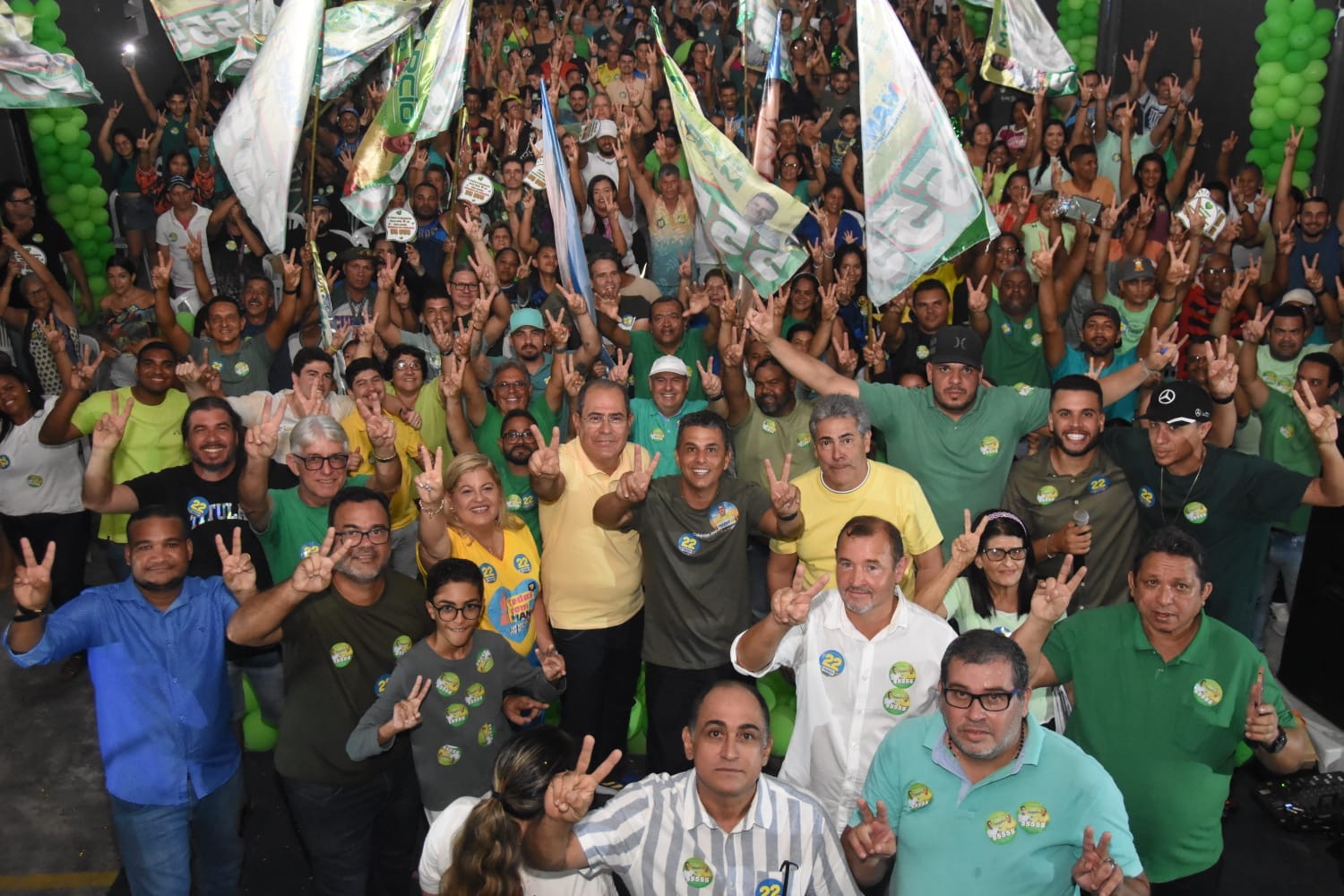 Mano é recebido por multidão no Curado em primeiro dia de campanha 