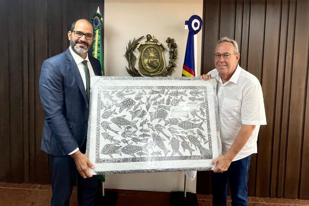 Raquel Lyra presenteia Álvaro Porto