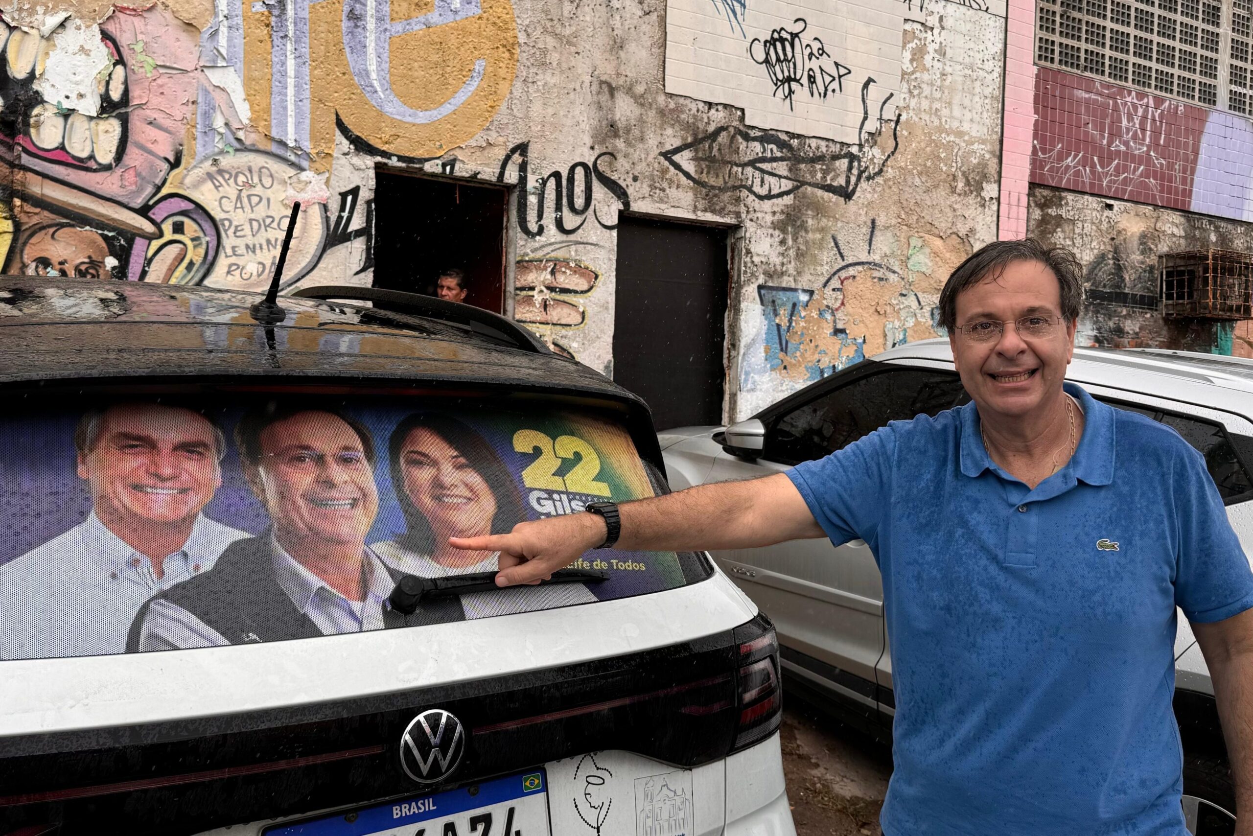 Adesivaço marca início das ações de rua da campanha de Gilson