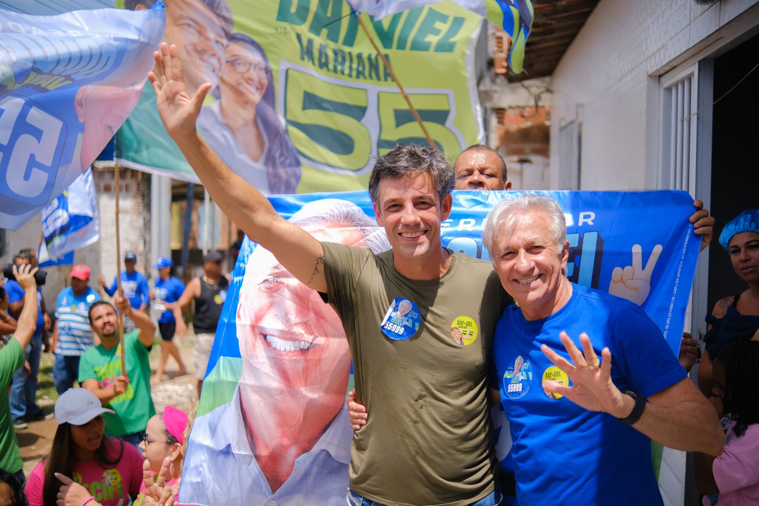 Daniel Coelho e Doduel Varela dialogam com moradores do bairro dos Torrões