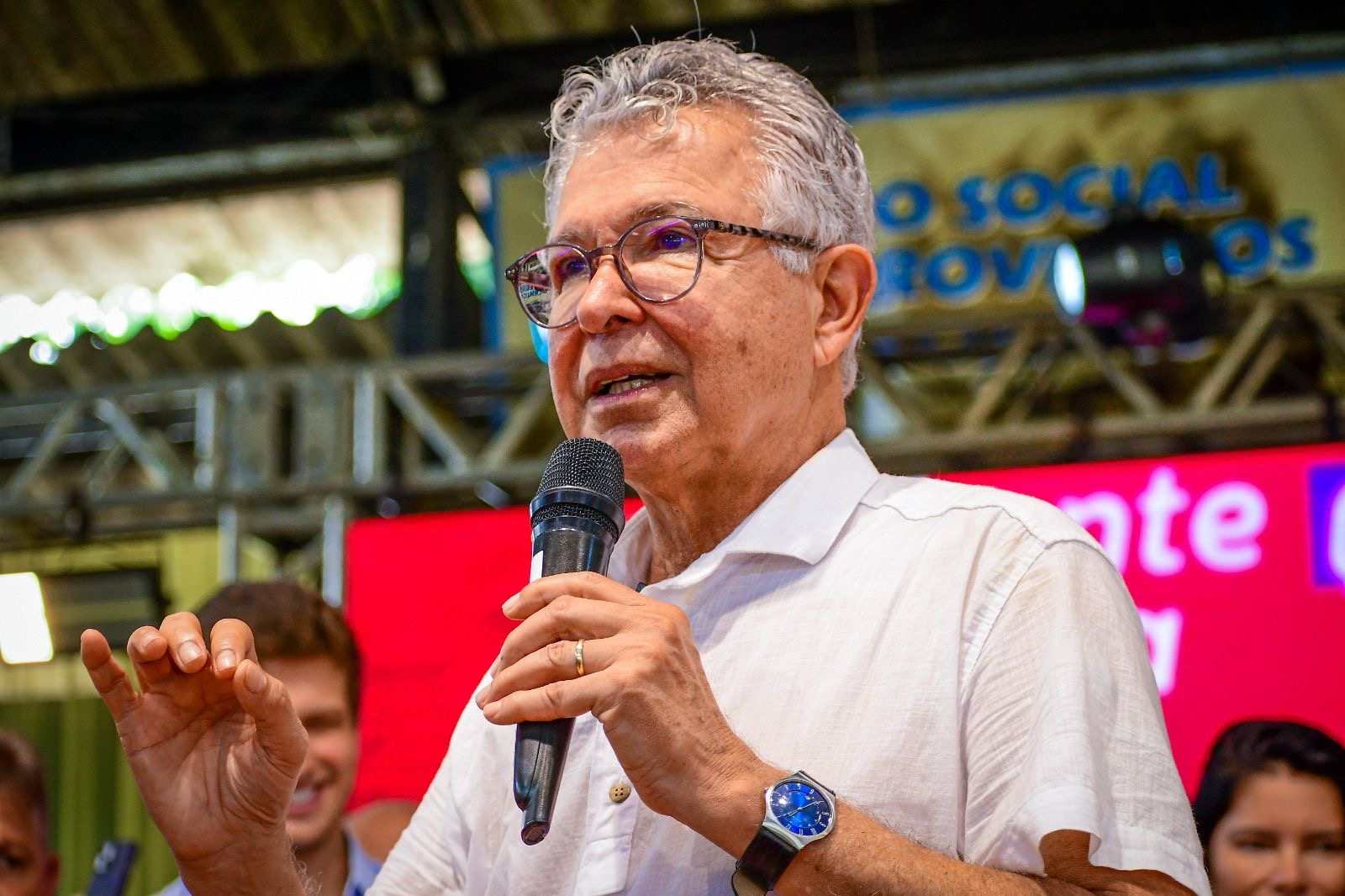 Adesivaço marca início da campanha de Elias no Jaboatão