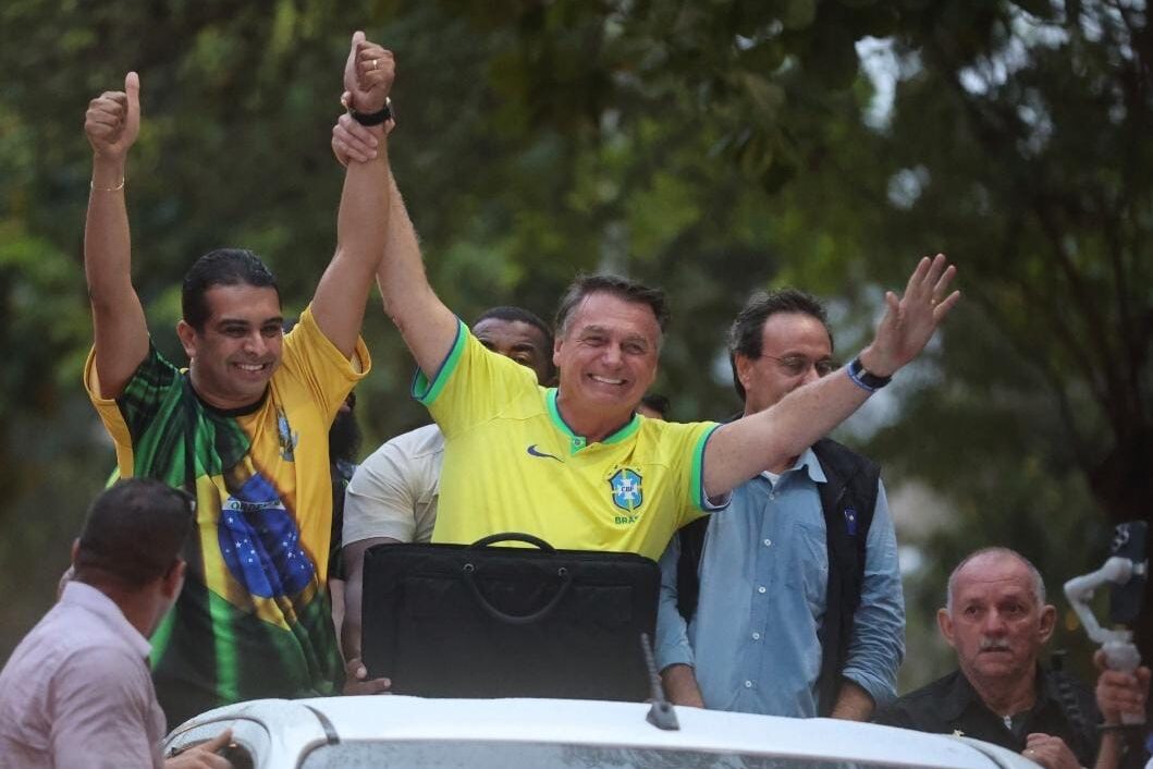 Carreata com Bolsonaro e Fernando Rodolfo lota ruas de Caruaru