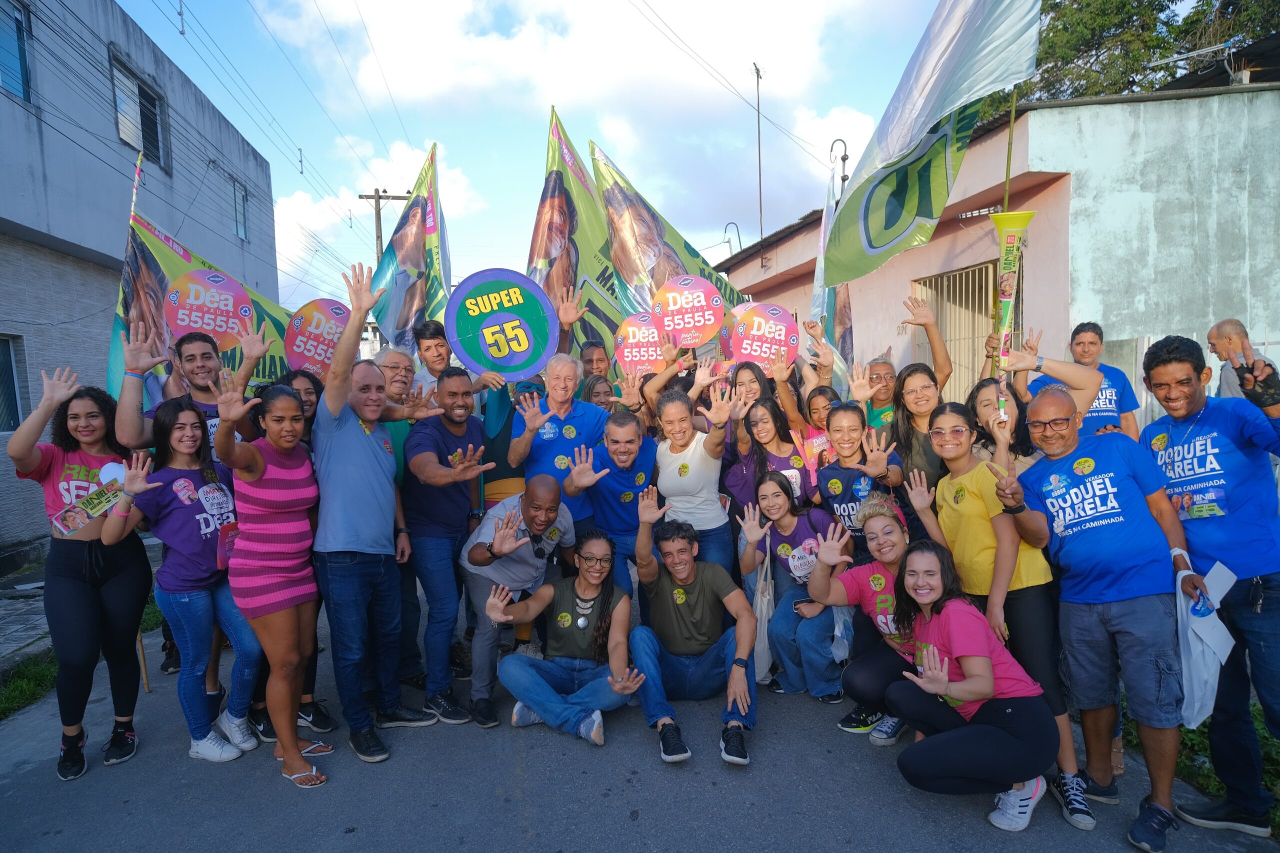 Daniel Coelho promove caminhada no bairro da Estância 