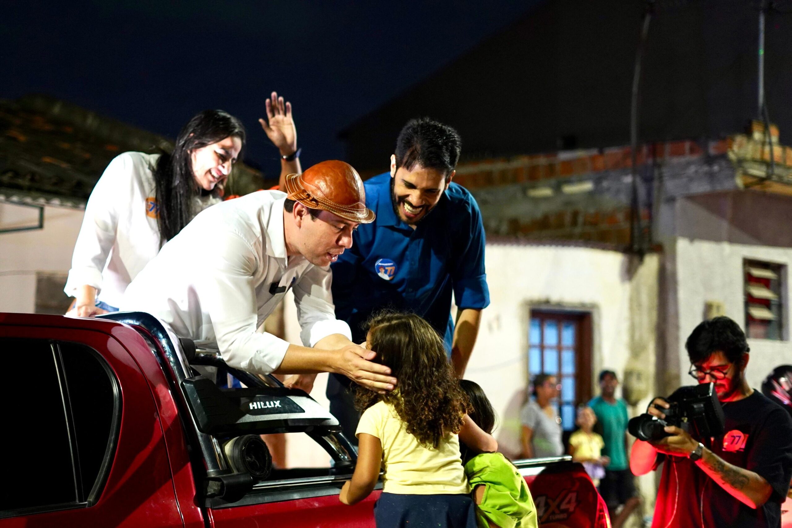 Armandinho promove carreata por diversos bairros de Caruaru 