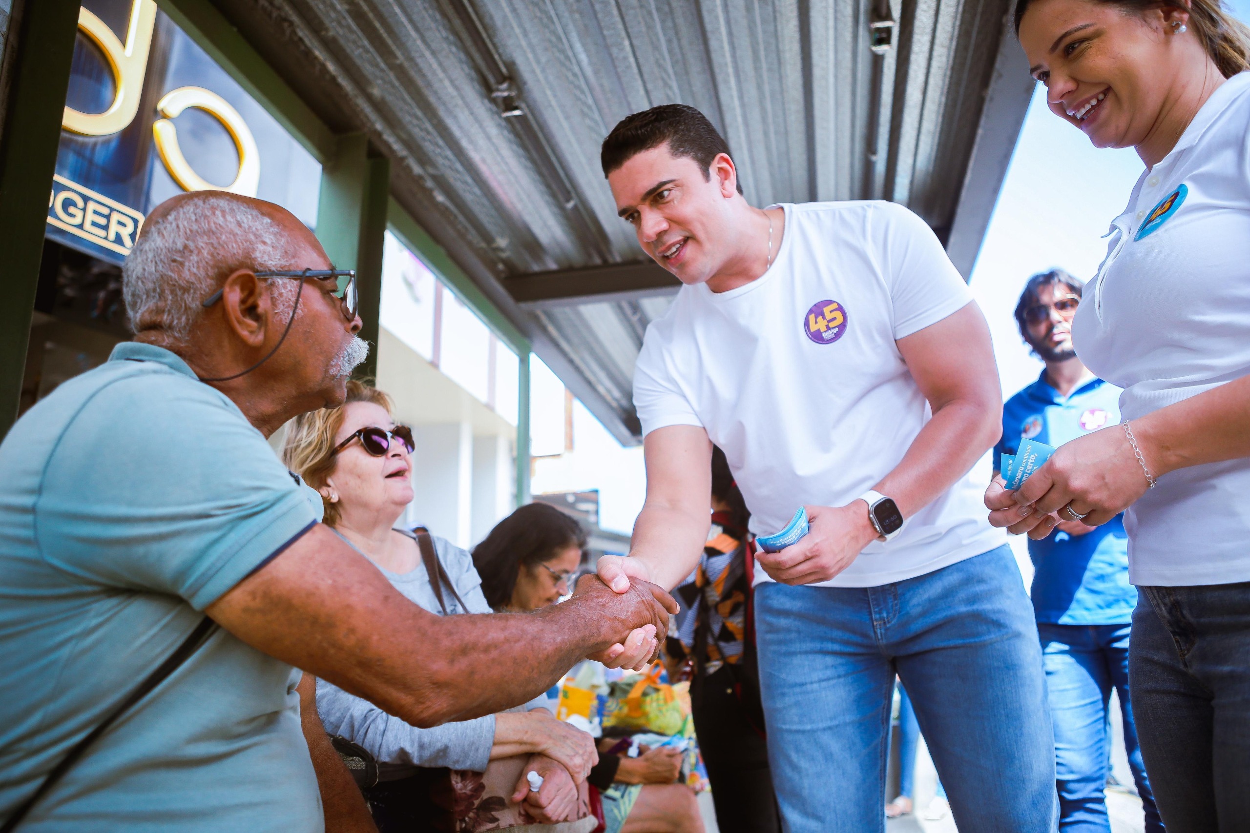 Em visita ao centro de Caruaru, Rodrigo Pinheiro dialoga com eleitores