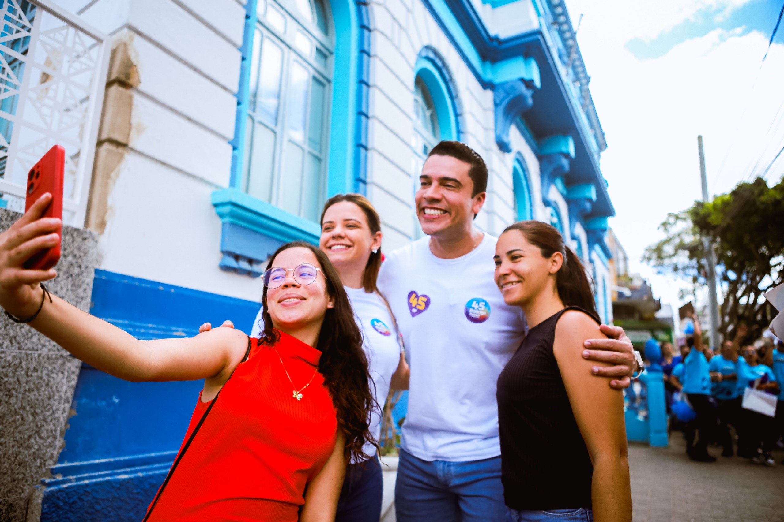 Rodrigo e Dayse são abraçados pelos caruaruenses no centro 