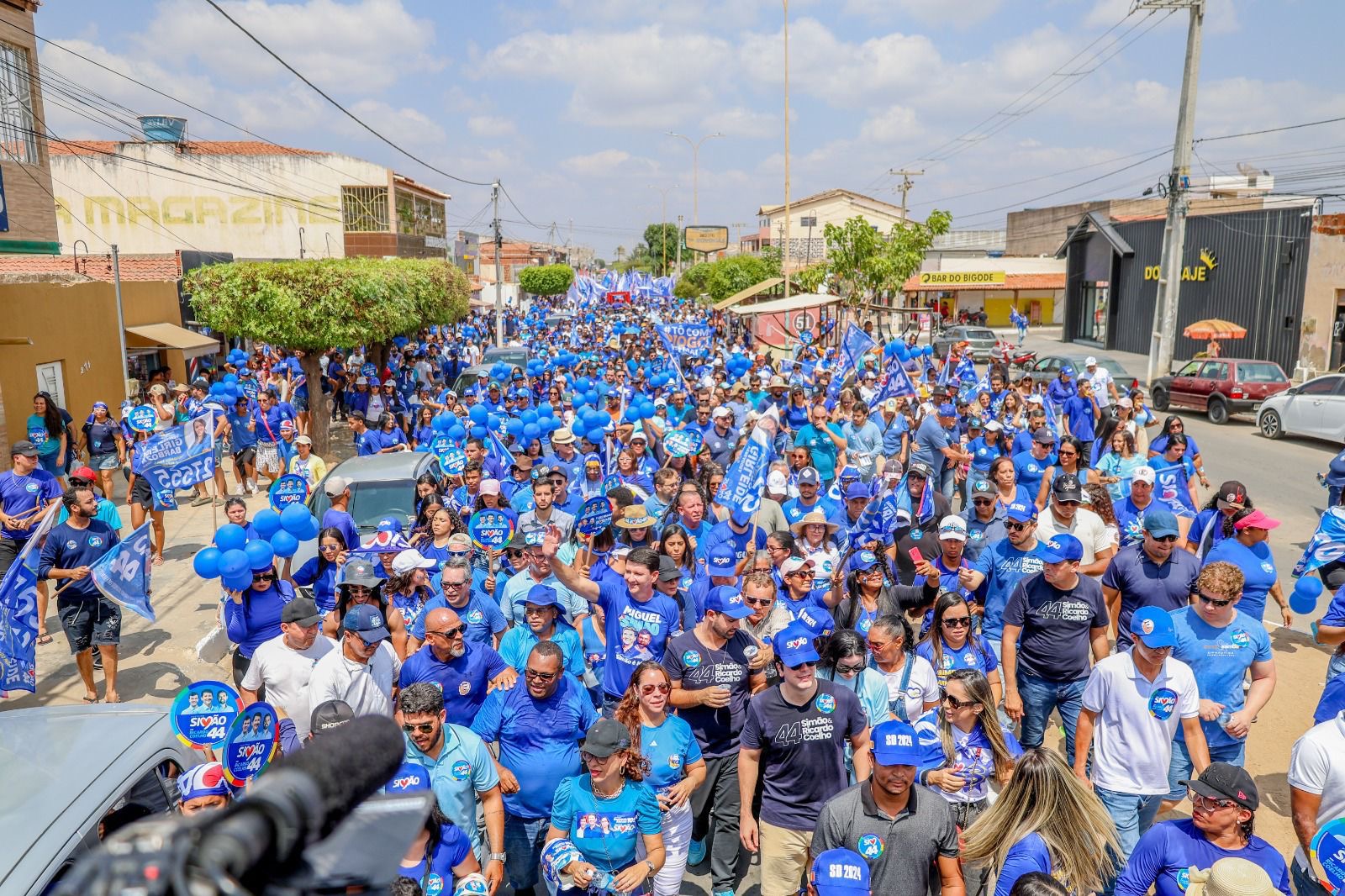 Simão arrasta mais de duas mil pessoas durante caminhada em Petrolina