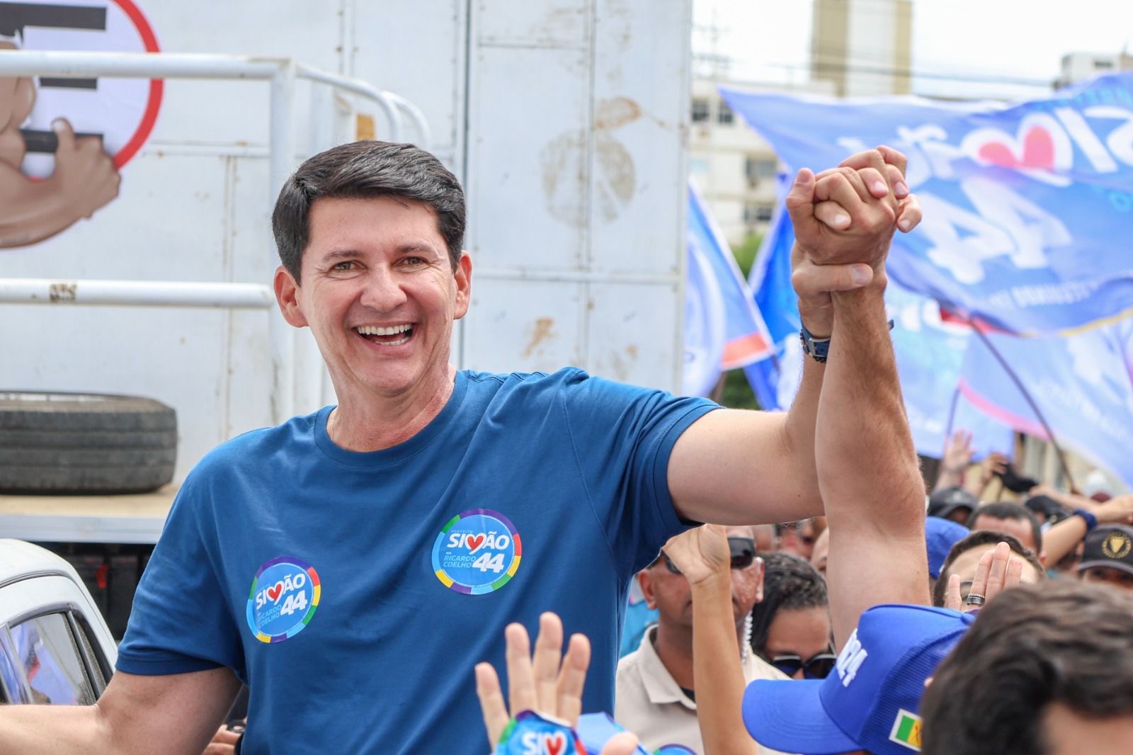 Simão Durando promove adesivaço pelas ruas do centro de Petrolina