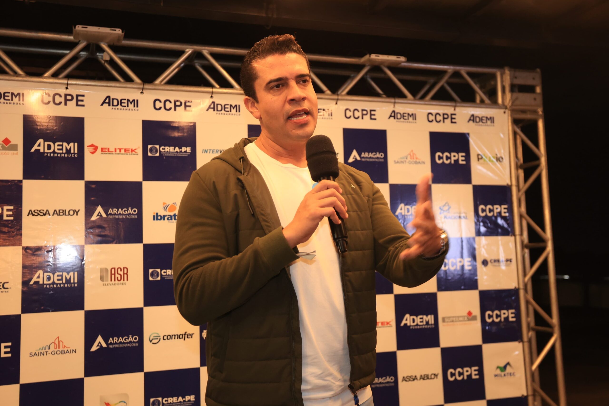 Pinheiro recebe apoio de corretores e engenheiros civis 