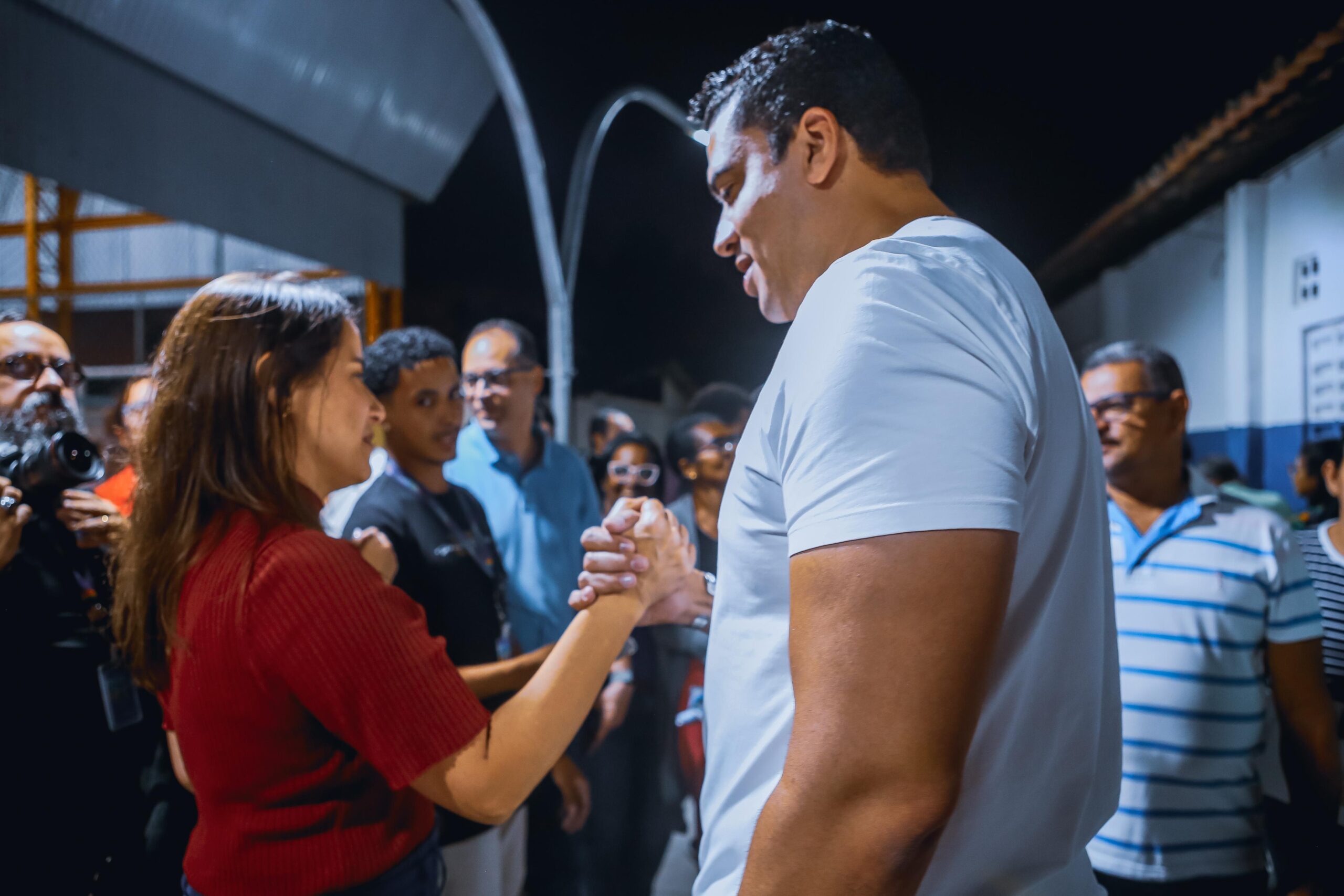 Rodrigo comemora entrega de novas escrituras para moradores de Caruaru