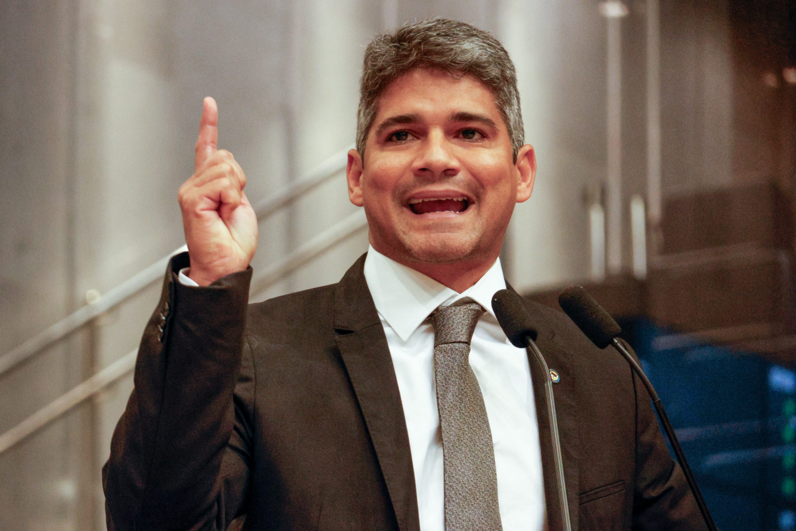 Renato Antunes questiona suposto uso indevido do TSE para investigações contra aliados de Bolsonaro