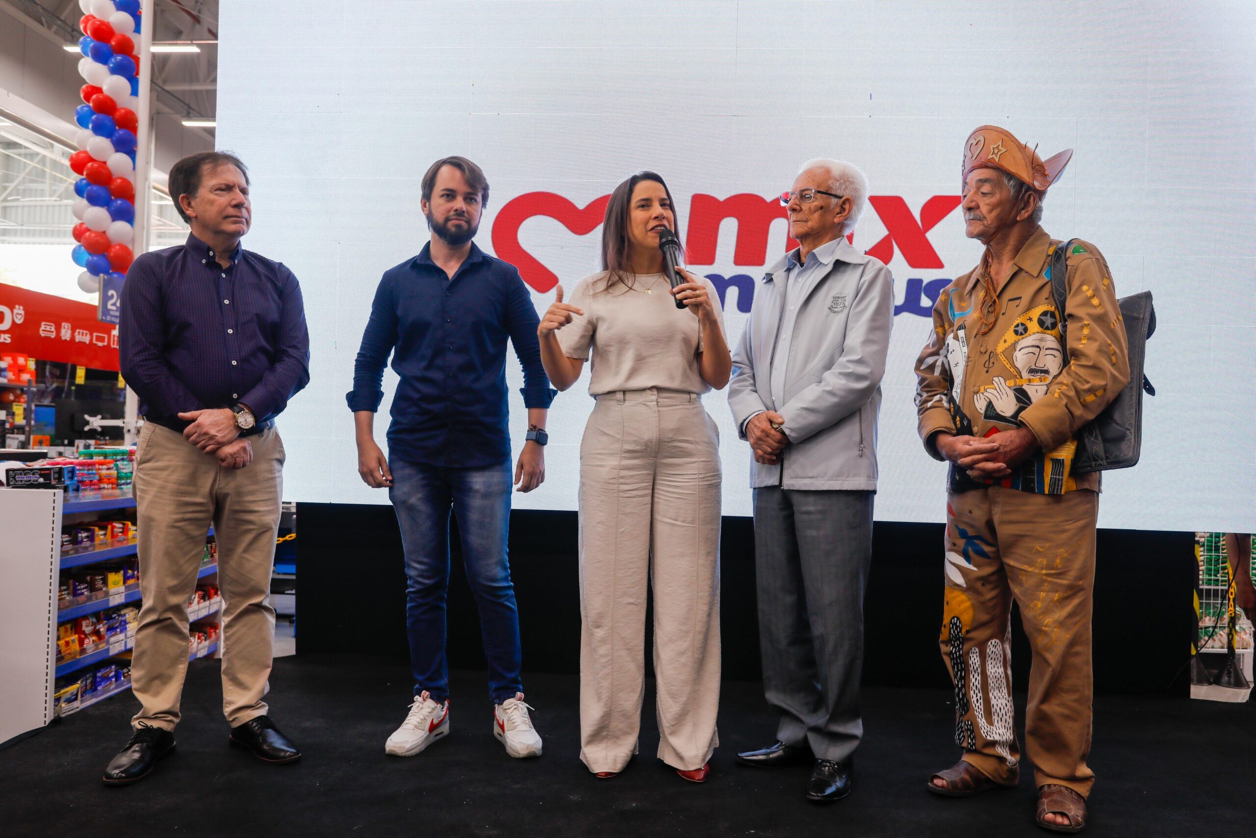 Raquel celebra geração de empregos com inauguração da Mix Mateus em Caruaru 