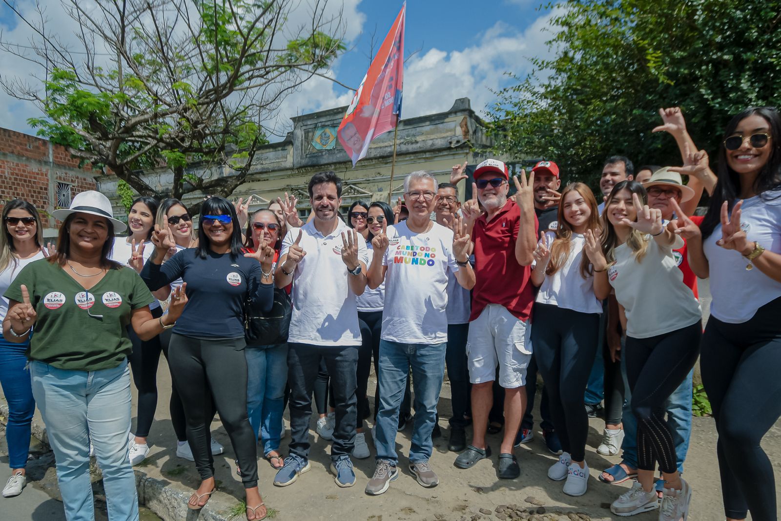 Ao lado de Rafael, Elias visita bairro da Muribeca na primeira agenda de rua em Jaboatão