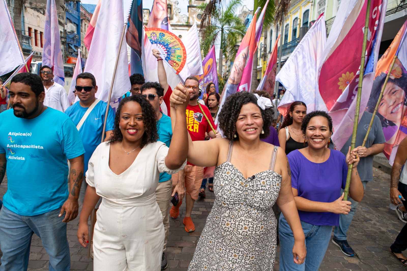 Dani Portela e Alice dão pontapé na campanha com por caminhada no centro do Recife