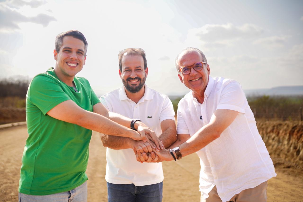 Fernando Dueire visita obras da PE-560 em Bodocó