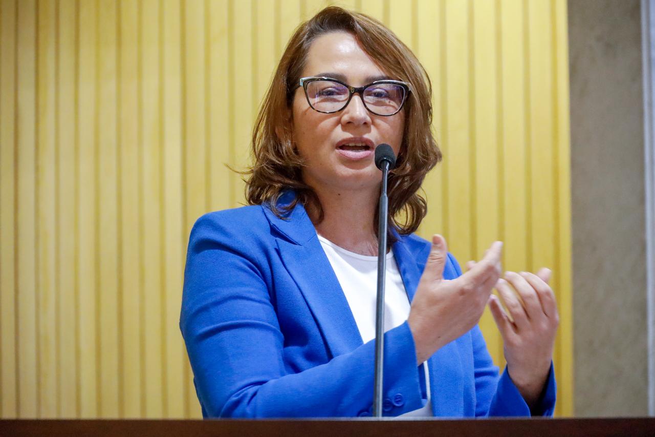 Deputada Débora Almeida rebate críticas ao Proupe