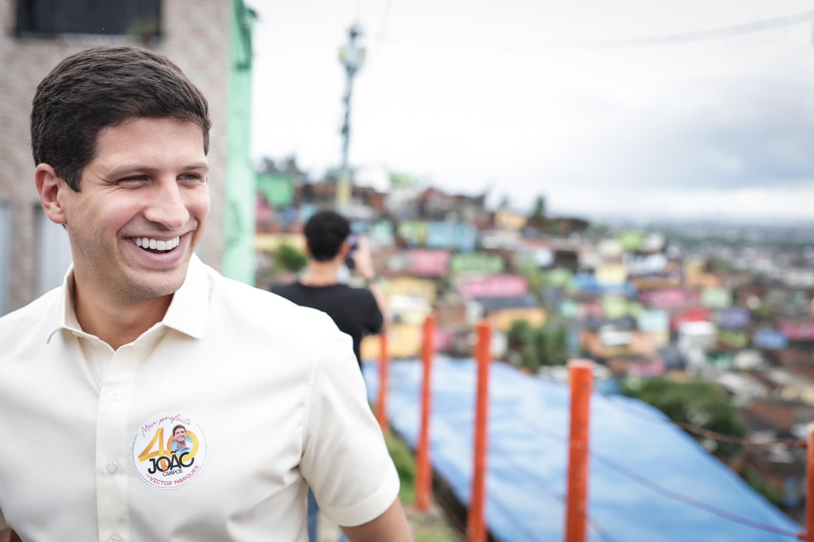 João garante três obras de morro por dia nos próximos quatro anos