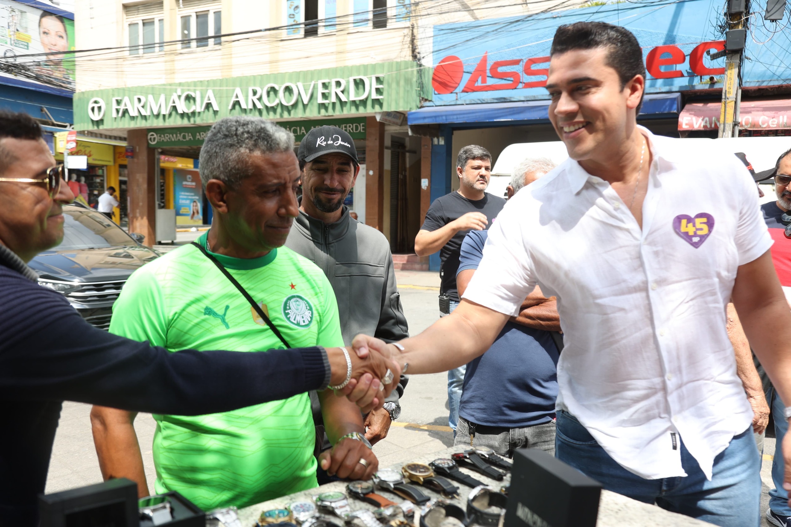 Rodrigo recebe o apoio de eleitores em café da manhã no centro