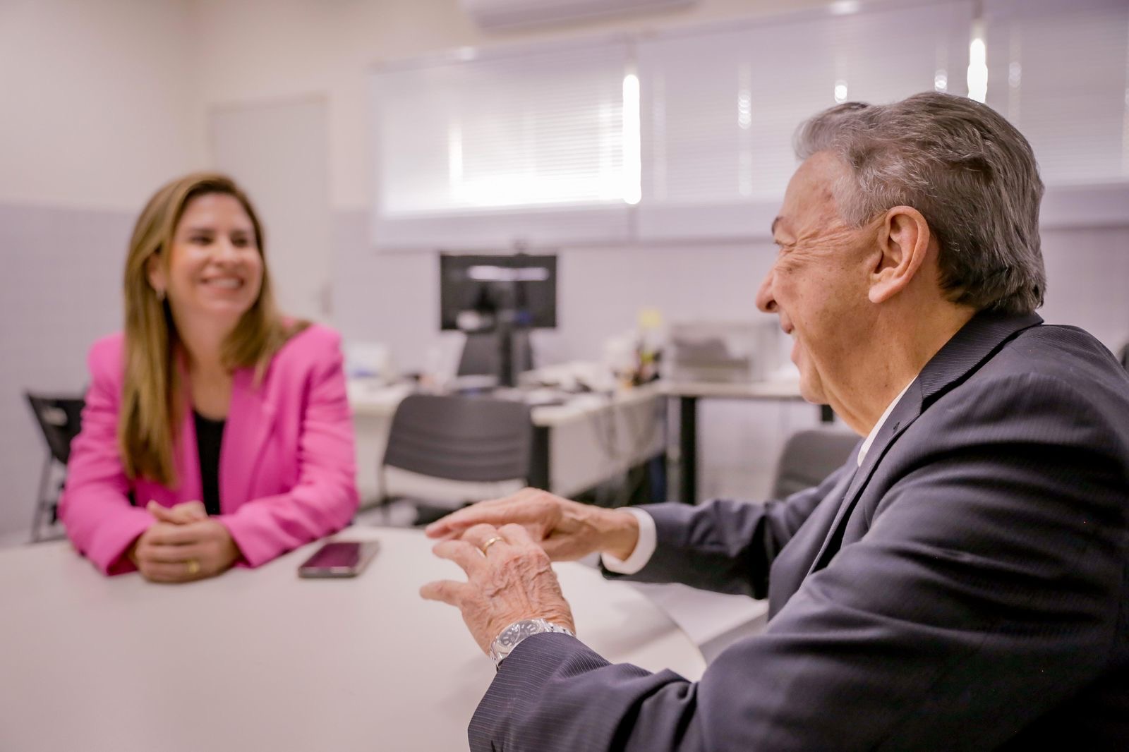 Queiroz realiza visita de cortesia a promotor e juíza eleitoral de Caruaru 