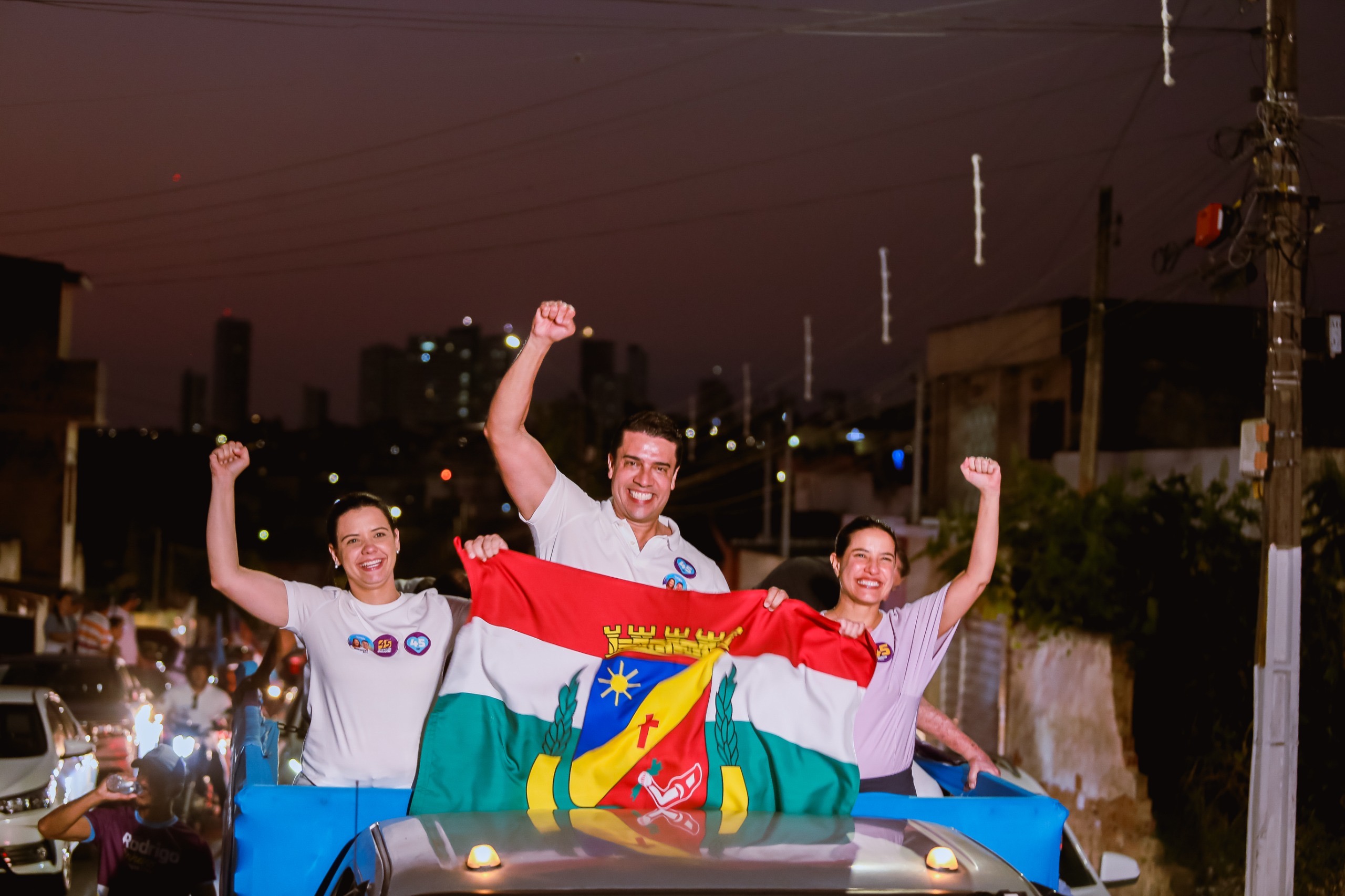 Raquel reforça campanha de Rodrigo com carreata em Caruaru